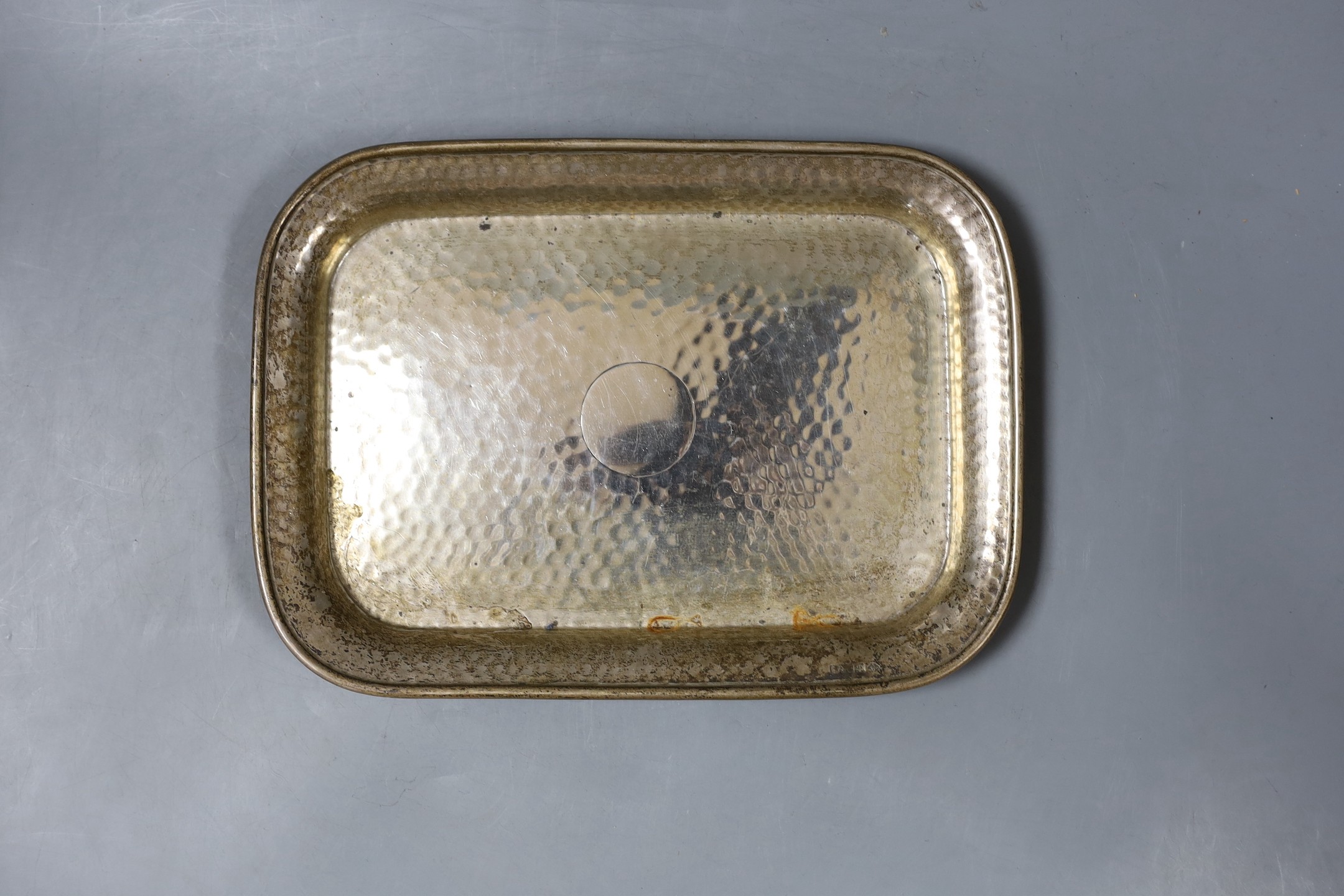 An Edwardian planished silver dressing table tray, Birmingham, 1908, 27.4cm, 12.5oz.